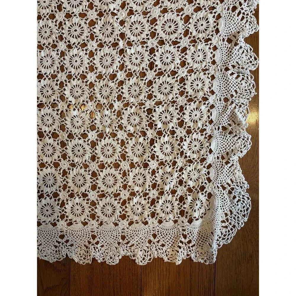 Vintage Handmade Crochet Tablecloth Daisy Wheel Pattern Cream 36x36 Scallop
